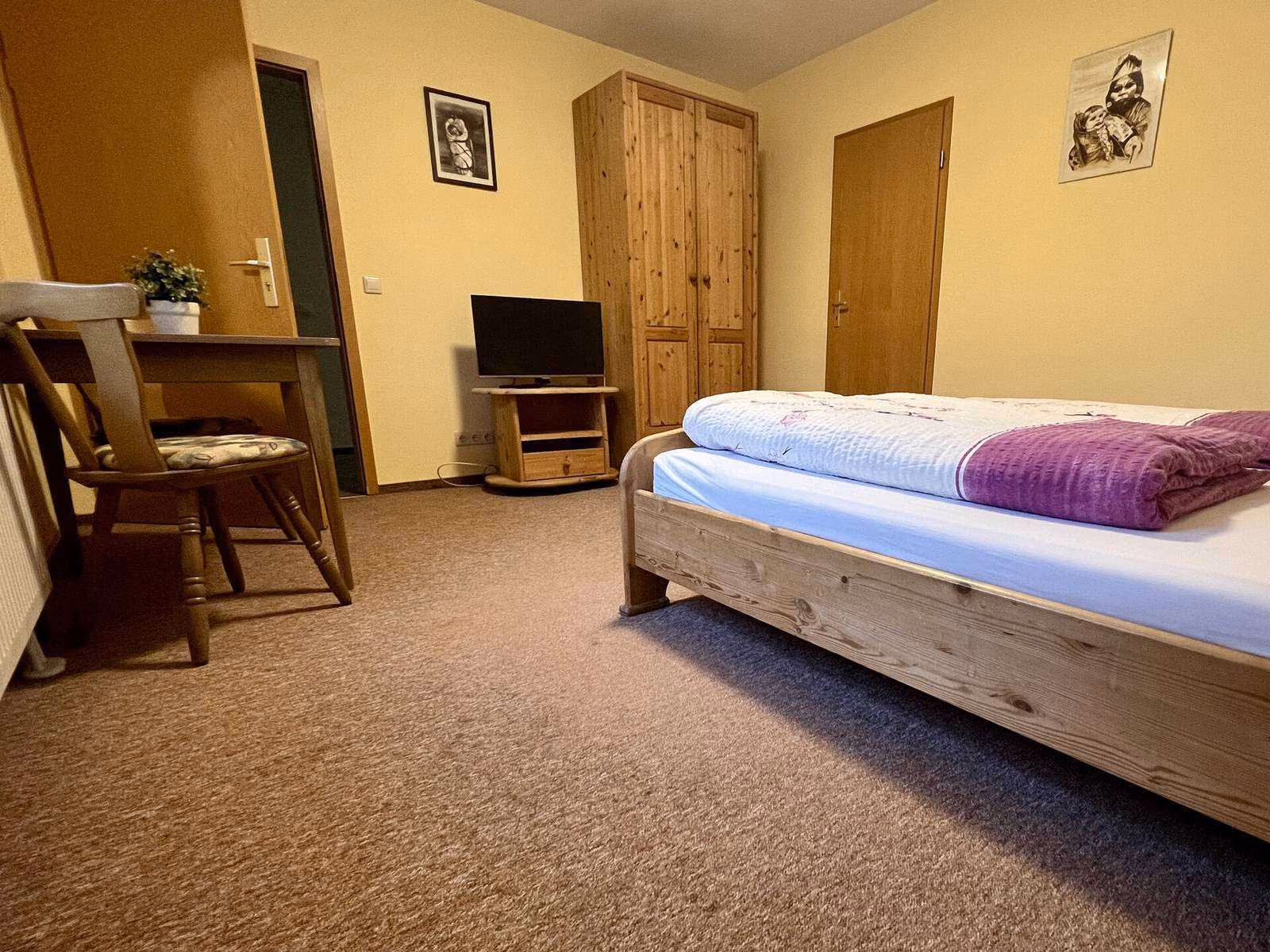 Doppelzimmer mit Doppelbett 1