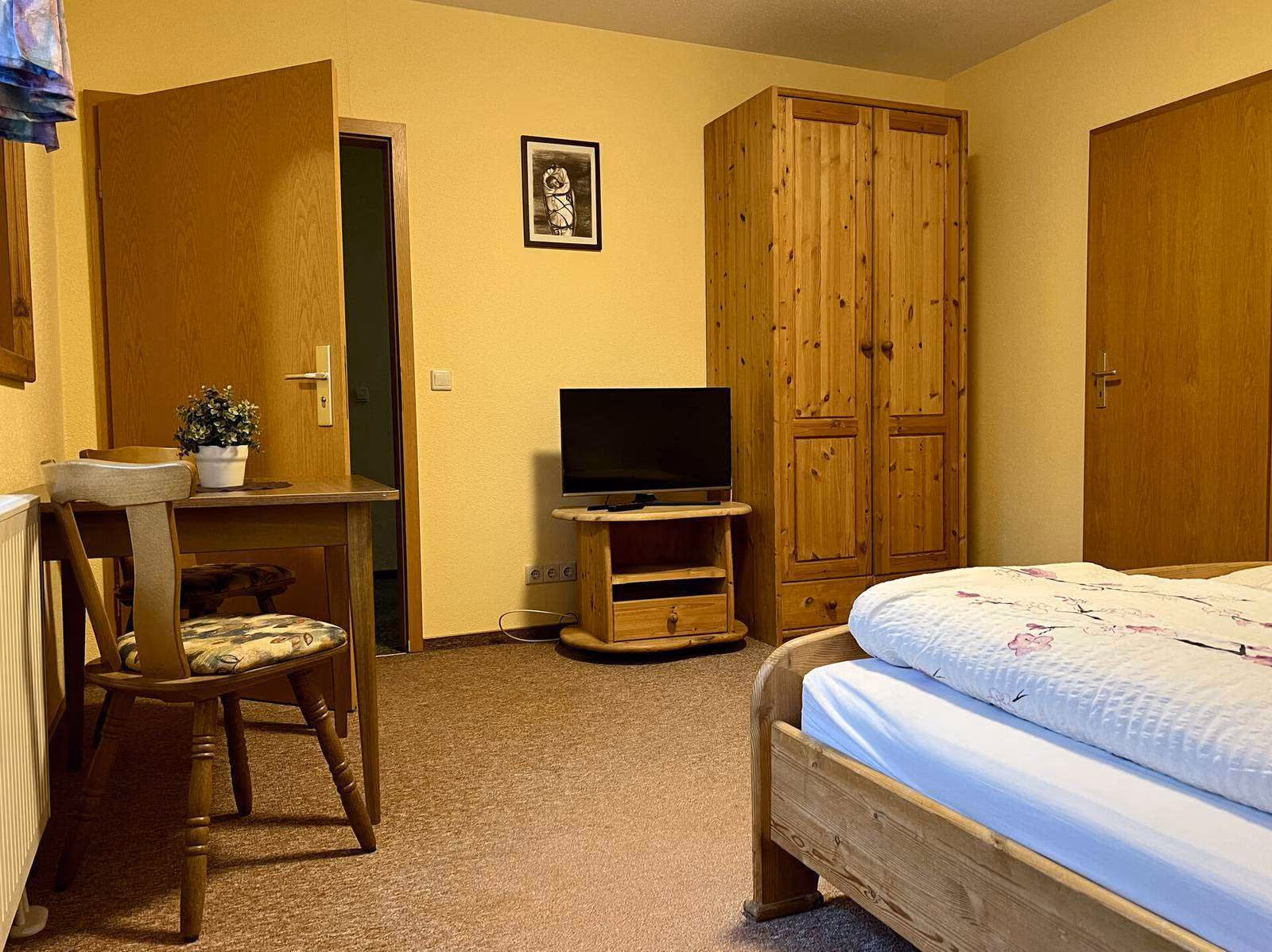 Doppelzimmer mit Doppelbett 2